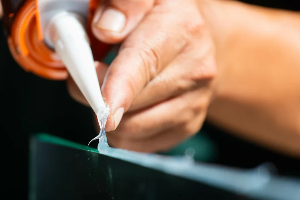 Czym usunąć silikon z rąk