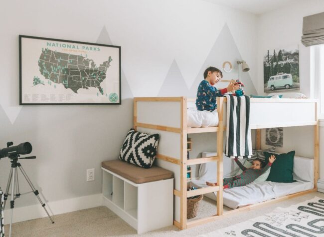 jak zmieścić dwa łóżka w małym pokoju