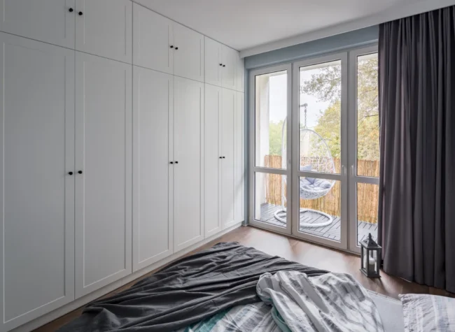 Szafa na całą ścianę jako ścianka działowa