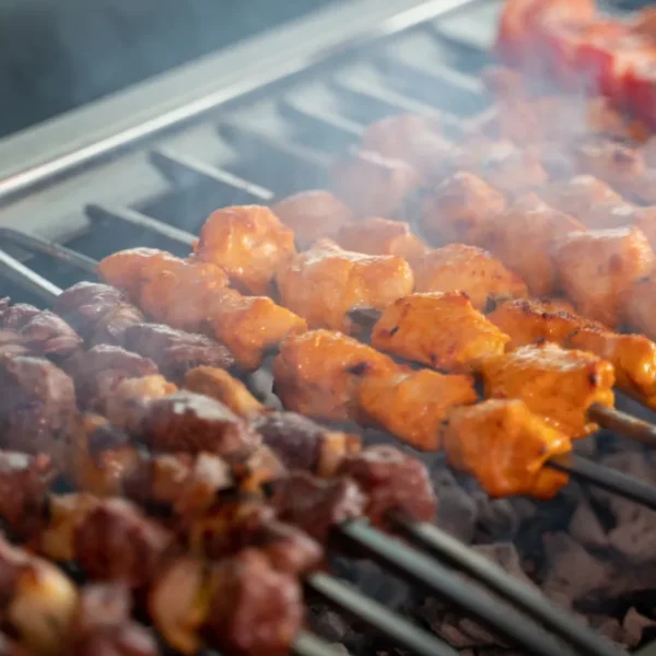 szaszłyki różnego rodzaju mięsa na grillu