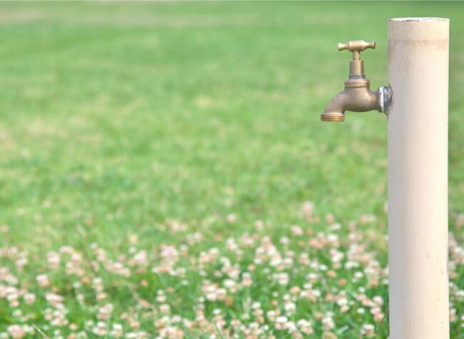 Jak zabudować kran w ogrodzie