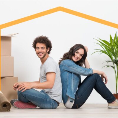 Para w trakcie urządzania małego mieszkania 30 m z kartonami i rośliną w tle