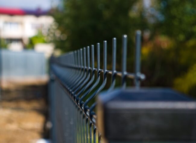Nowoczesne metalowe ogrodzenie bez ostrych elementów, zgodne z przepisami od 2026 roku.