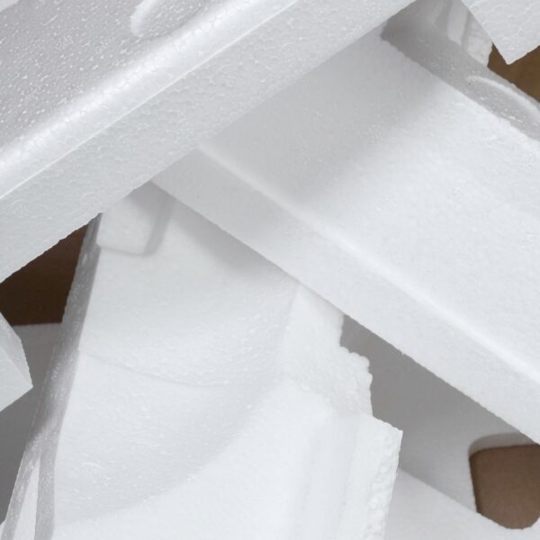 Fragmenty białego styropianu zabezpieczającego sprzęt AGD