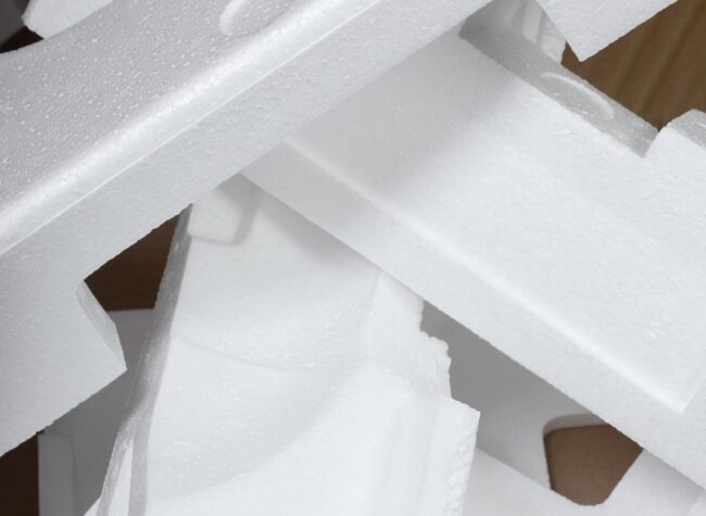 Fragmenty białego styropianu zabezpieczającego sprzęt AGD