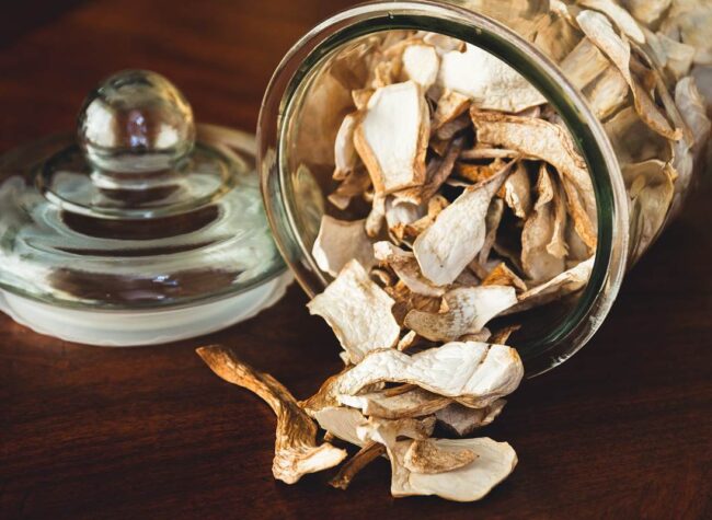 Suszone grzyby przechowywane w szklanym słoiku z pokrywką