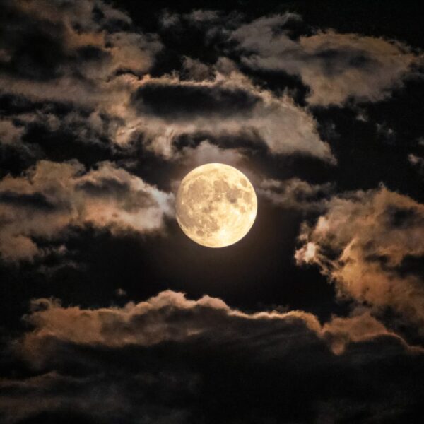 Pełnia księżyca wśród nocnych chmur – dramatyczny krajobraz nieba podczas superpełni.