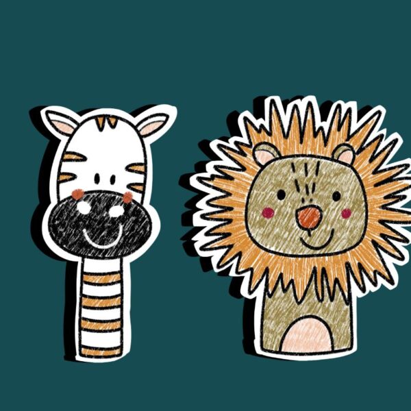 Rysunkowe naklejki: uśmiechnięta zebra i lew na ciemnoturkusowym tle.