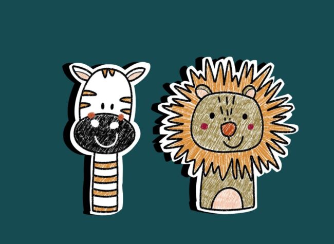 Rysunkowe naklejki: uśmiechnięta zebra i lew na ciemnoturkusowym tle.