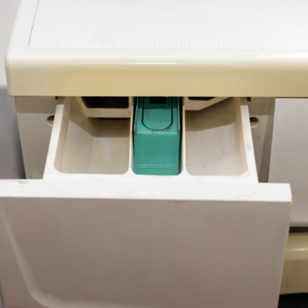 Szuflada na detergenty w pralce z trzema komorami: na pranie wstępne, zasadnicze i płyn do płukania