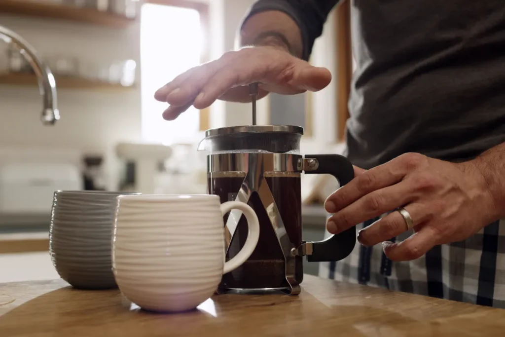 french press jako sposób jak zrobić espresso bez ekspresu i kawiarki