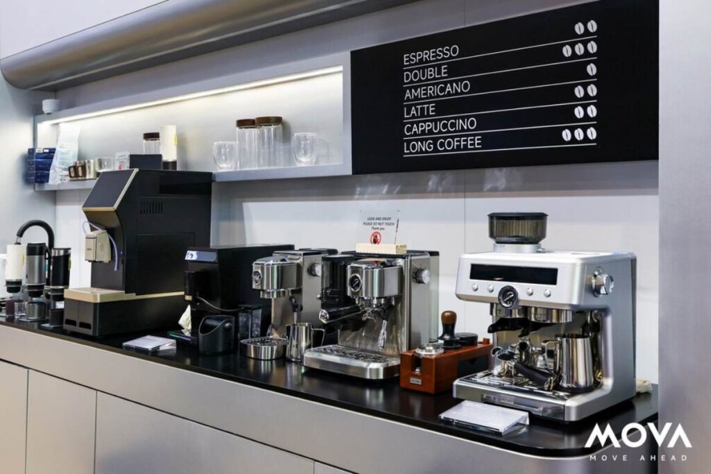 Różne modele ekspresów do kawy marki MOVA ustawione na ekspozycji.