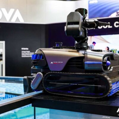 Autonomiczny robot MOVA Rover Master do czyszczenia basenów prezentowany na targach CES 2026.