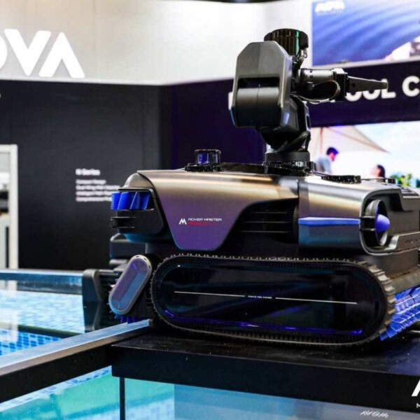 Autonomiczny robot MOVA Rover Master do czyszczenia basenów prezentowany na targach CES 2026.