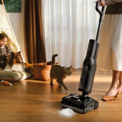 Odkurzacz myjący Roborock F25 ACE Pro pracujący w salonie z dzieckiem i zwierzętami