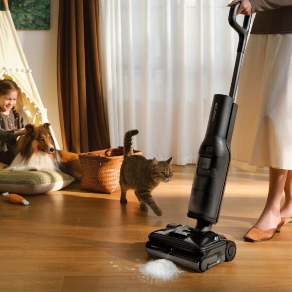 Odkurzacz myjący Roborock F25 ACE Pro pracujący w salonie z dzieckiem i zwierzętami