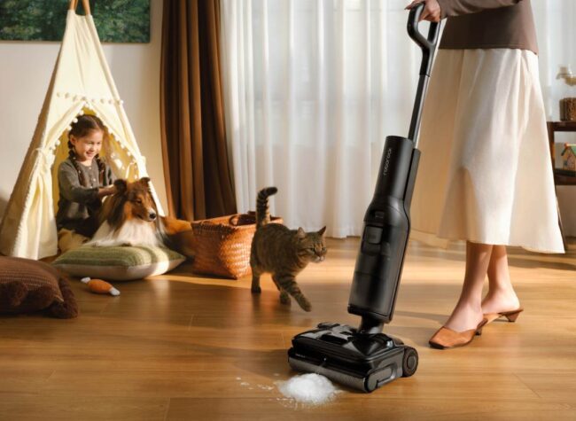 Odkurzacz myjący Roborock F25 ACE Pro pracujący w salonie z dzieckiem i zwierzętami
