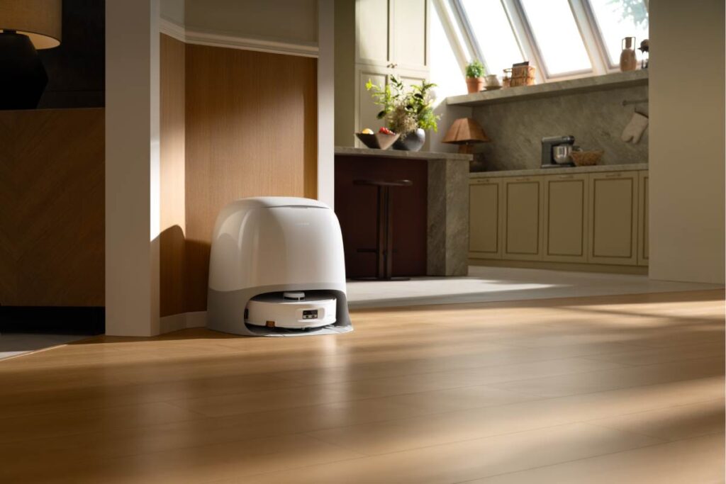 Stacja dokująca robota Roborock Qrevo Curv 2 Flow w nowoczesnym wnętrzu