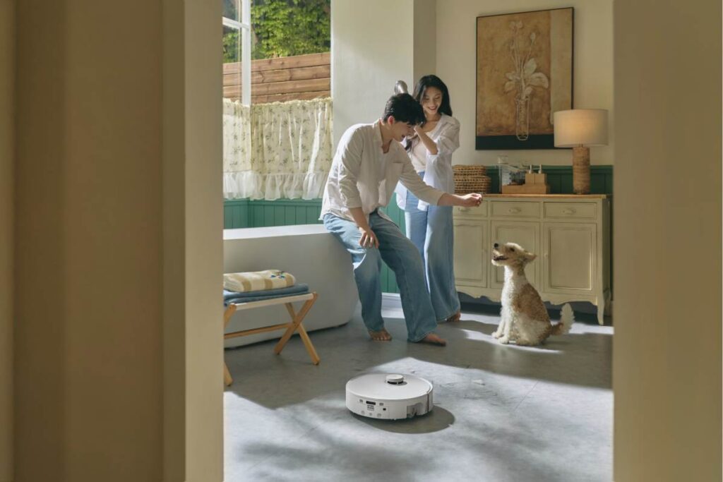 Robot sprzątający Roborock Qrevo Curv 2 Flow pracujący w łazience podczas codziennego życia domowników