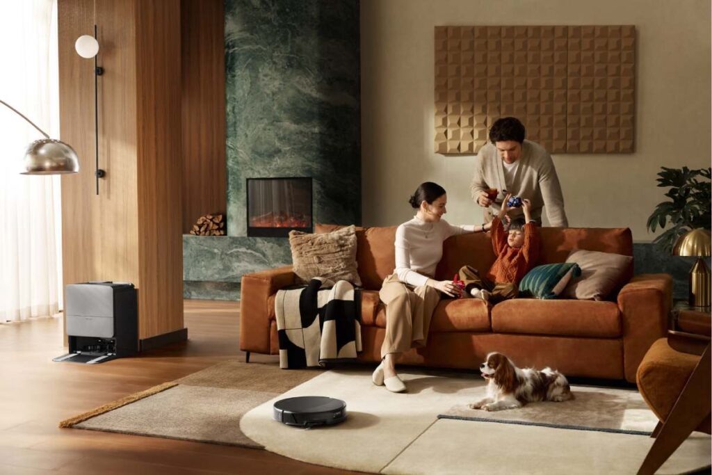 Robot sprzątający Roborock Saros 20 czyszczący dywan w salonie podczas codziennych aktywności domowników