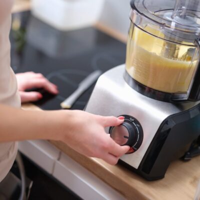 Kobieta w kuchni używa malaksera z ustawieniem trybu pracy