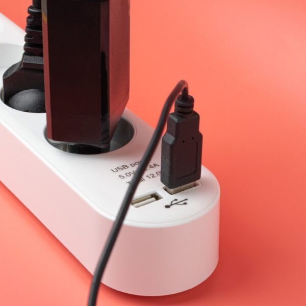 Nowoczesny przedłużacz z portami USB, estetyczny i bezpieczny – dobry wybór do drobnej elektroniki.