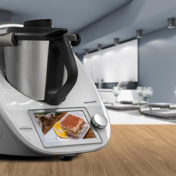 Thermomix TM6 z wyświetlaczem prezentującym przepis na tiramisu