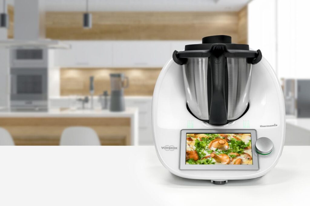 Nowoczesny Thermomix TM6 na tle minimalistycznej kuchni