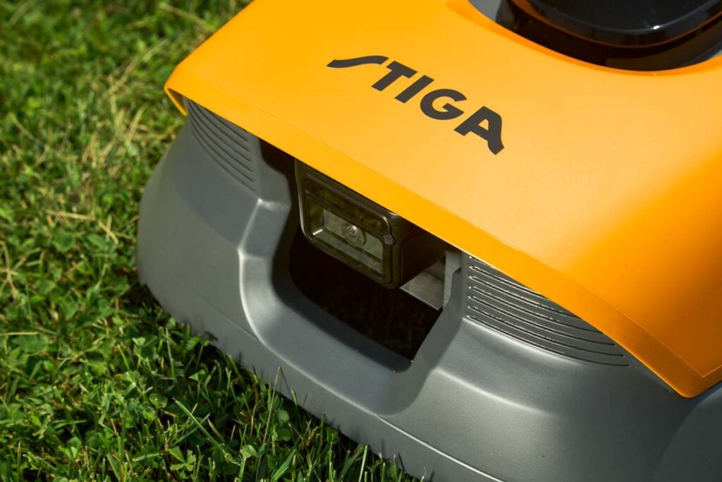 Zbliżenie na przednią kamerę HDR w robotycznej kosiarce STIGA Vista