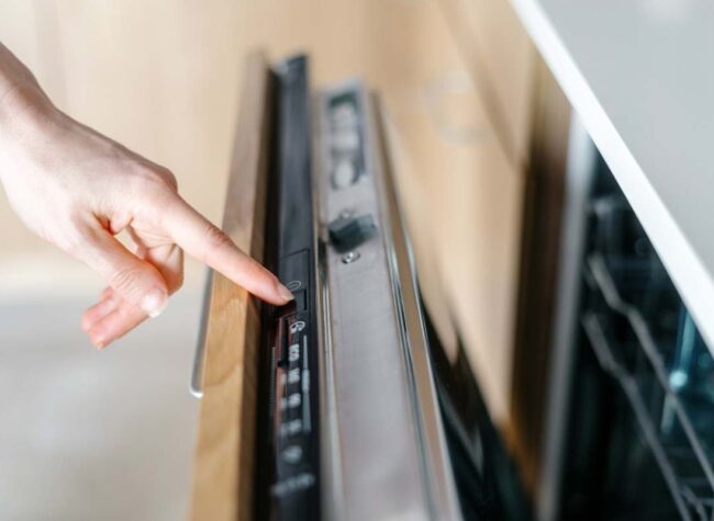 Jak włączyć zmywarkę Whirlpool – prosty sposób krok po kroku