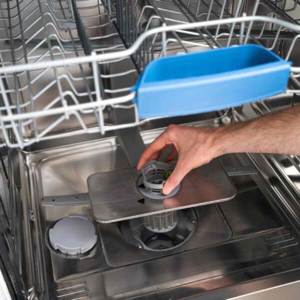 Czyszczenie filtra w zmywarce Whirlpool jako sposób na usunięcie błędu F6