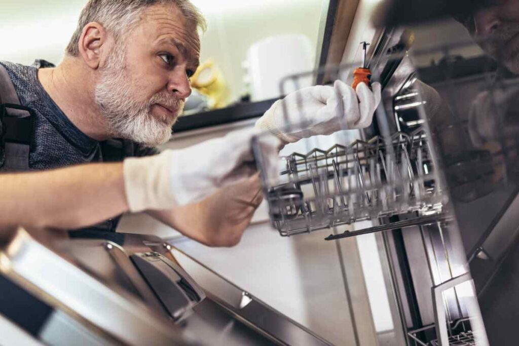 Serwisant sprawdzający panel zmywarki Whirlpool w trakcie diagnozowania błędu F6