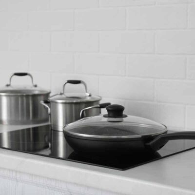 Płyta indukcyjna w kuchni z garnkami