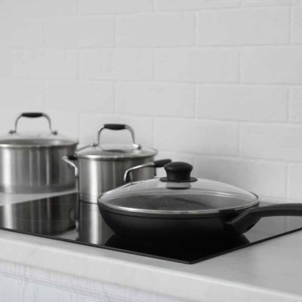 Płyta indukcyjna w kuchni z garnkami