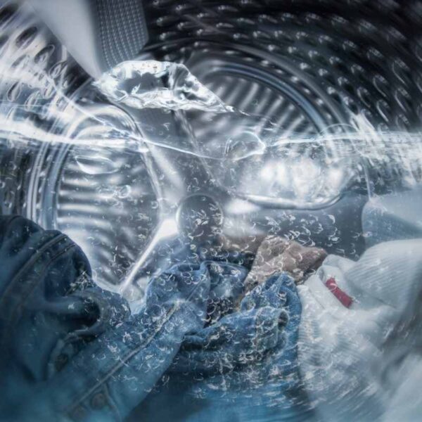 wnętrze bębna podczas pracy pralki