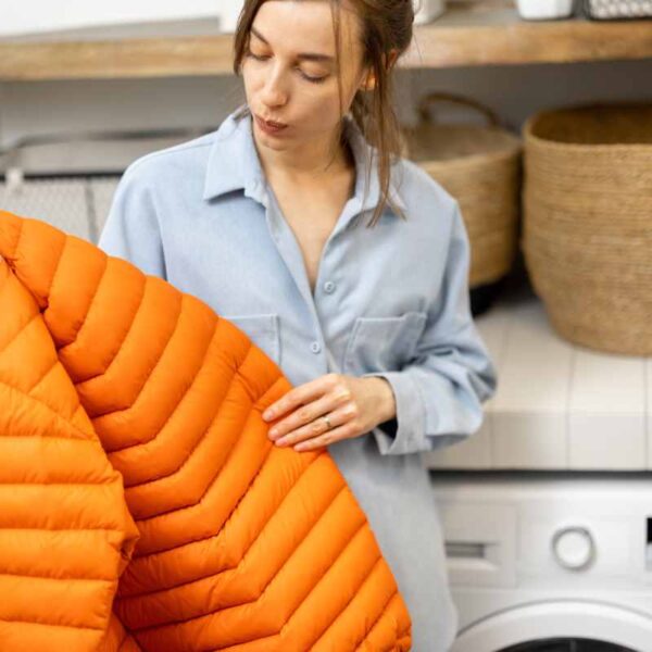 przygotowanie kurtki puchowej do prania sprawdzanie stanu i materiału przed włożeniem do pralki