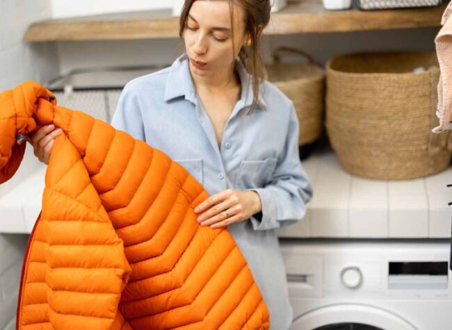 przygotowanie kurtki puchowej do prania sprawdzanie stanu i materiału przed włożeniem do pralki