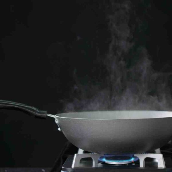 palnik wok w użyciu podczas smażenia na dużym ogniu