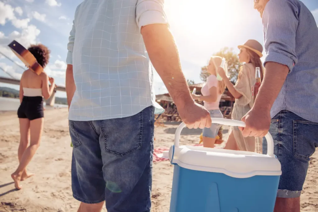lodówka turystyczna na plaży