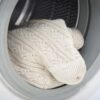 Wełniany sweter w bębnie pralki na delikatnym programie