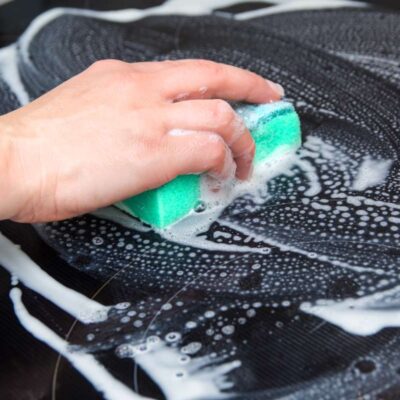Czyszczenie płyty ceramicznej miękką gąbką i środkiem czyszczącym