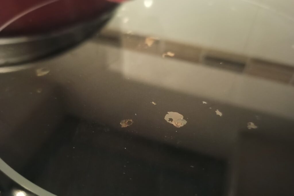 Przypalone zabrudzenia na płycie ceramicznej przed czyszczeniem