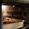 Termosonda w piekarniku umieszczona w pieczonym kawałku mięsa