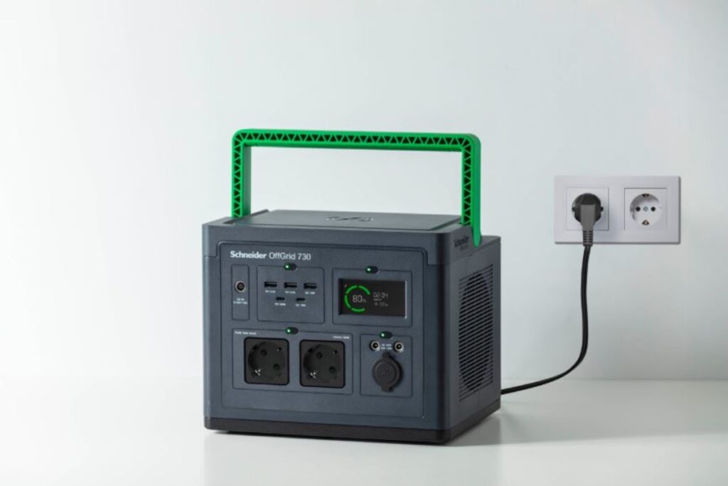 APC OffGrid 730 podczas ładowania z gniazdka sieciowego