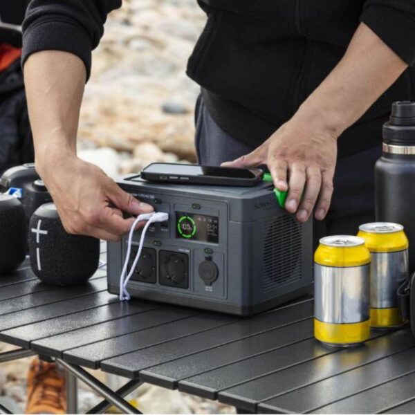 Przenośna stacja zasilania APC OffGrid używana podczas biwaku w plenerze