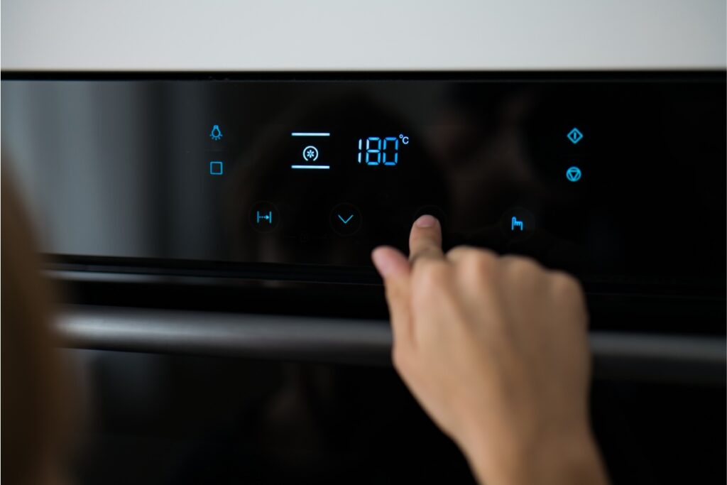 Panel dotykowy piekarnika z wyświetlaczem i ustawieniami temperatury